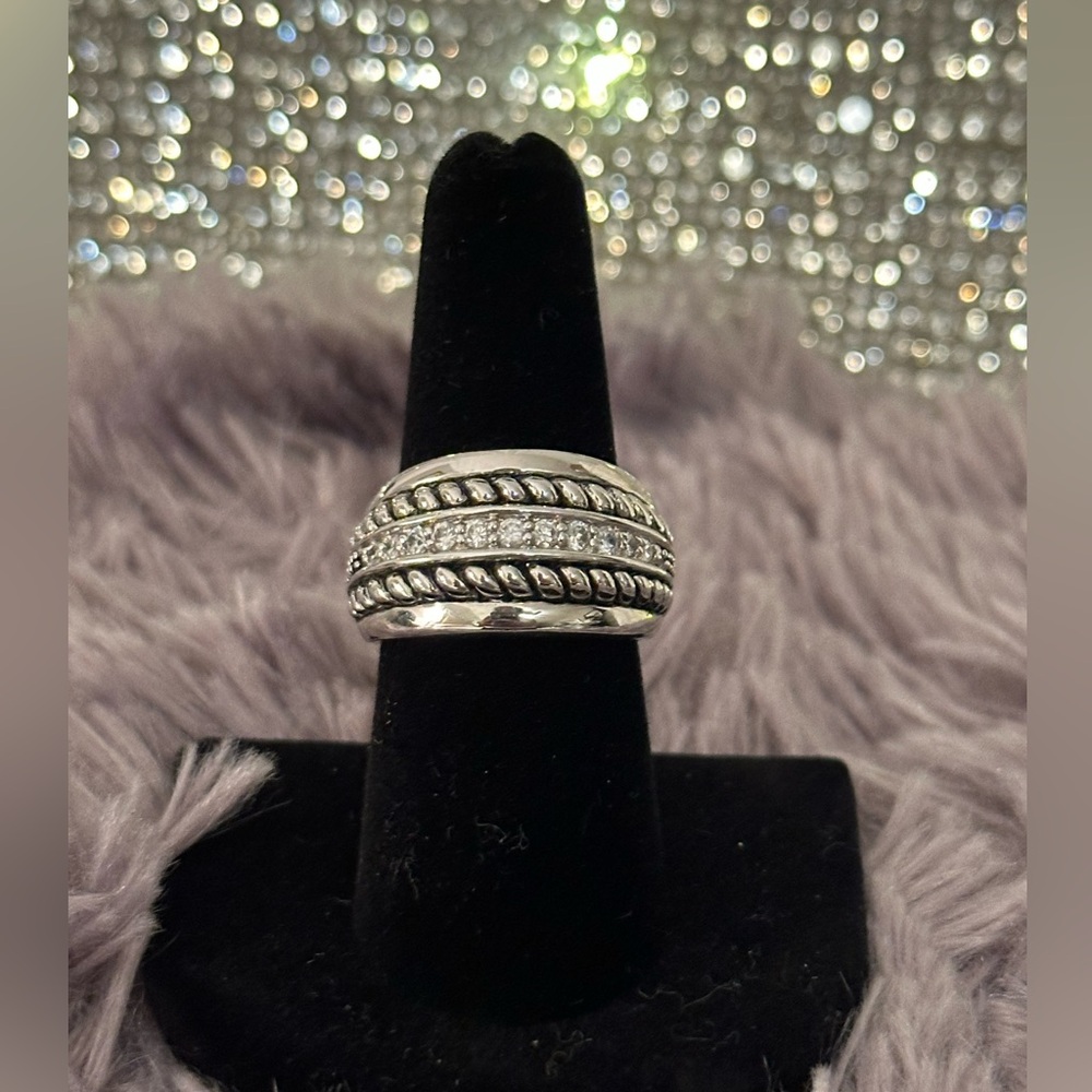 ๐ฅ LIA SOPHIA.One of their most gorgeous rings w/Crystals & Rope detailing.Size 8 - Picture 4 of 12